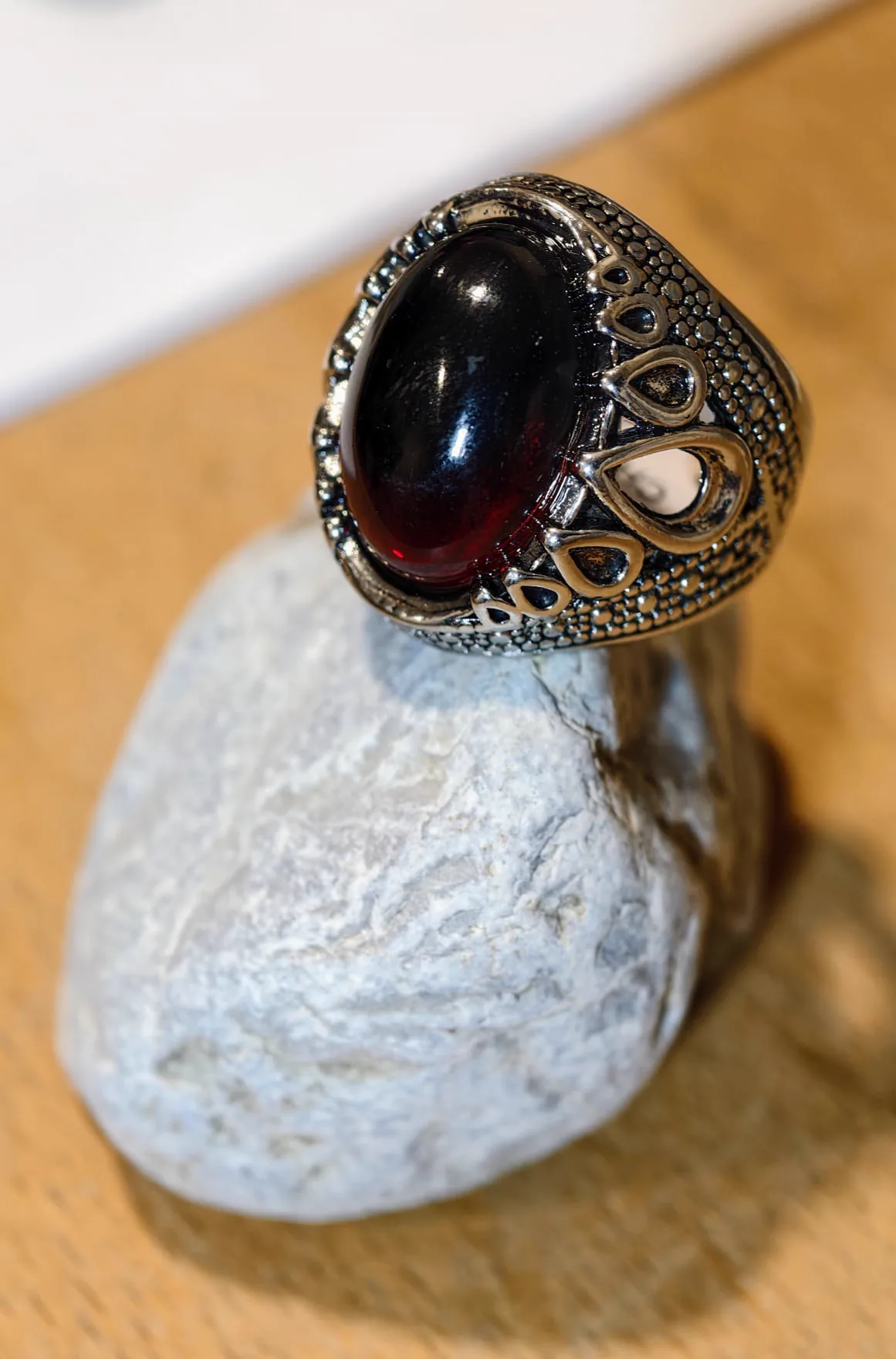 Bague homme pierre rouge grenat profond - Khaldoun