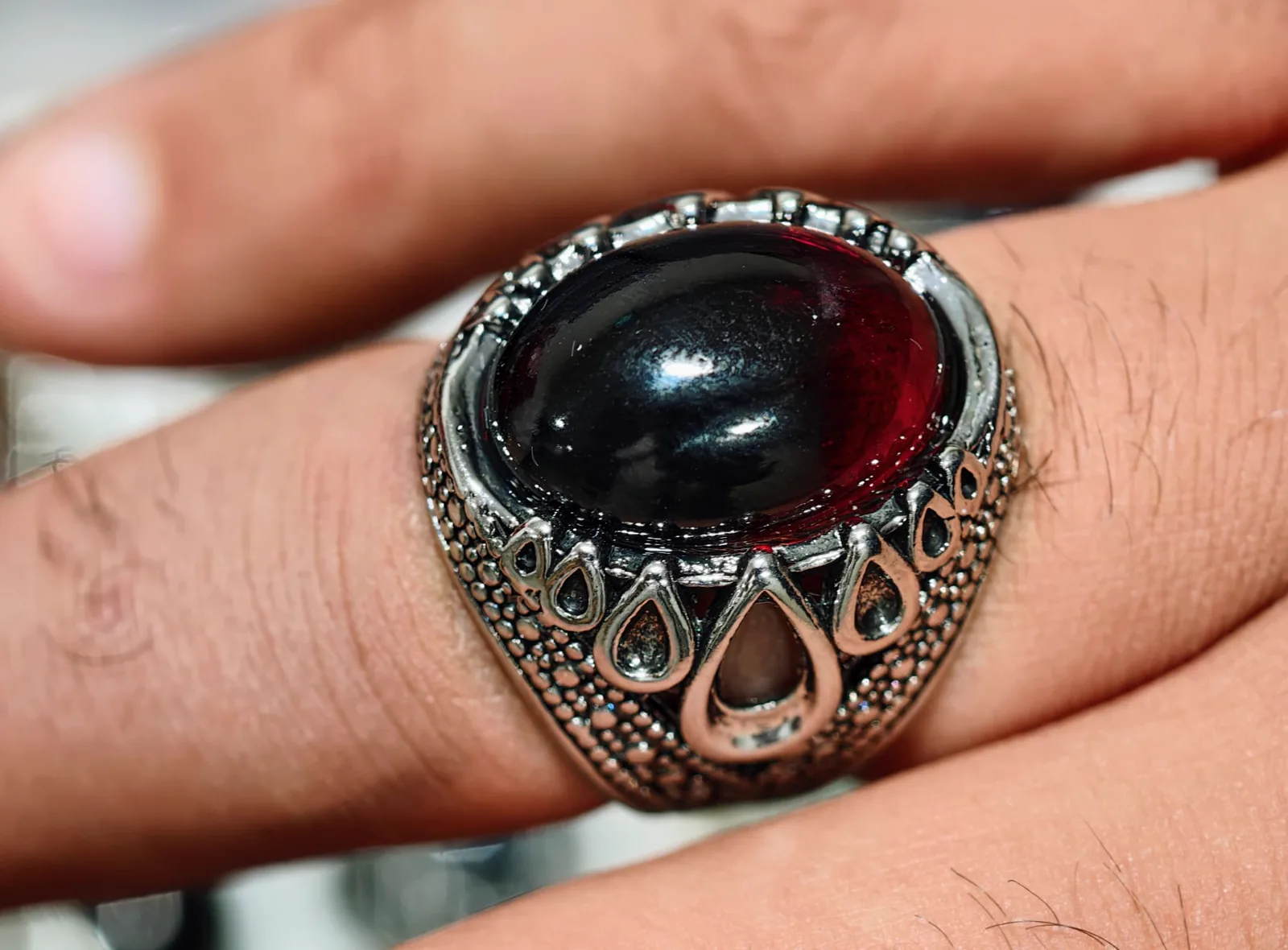 Bague homme pierre rouge grenat profond - chevalière Khaldoün