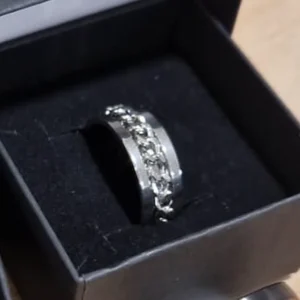Bague anti-stress homme a chaine argentee pivotante presentee dans son ecrin - Khaldoun