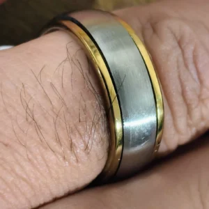 Bague anti-stress homme tournante bicolore or et argent portée au doigt - Khaldoün
