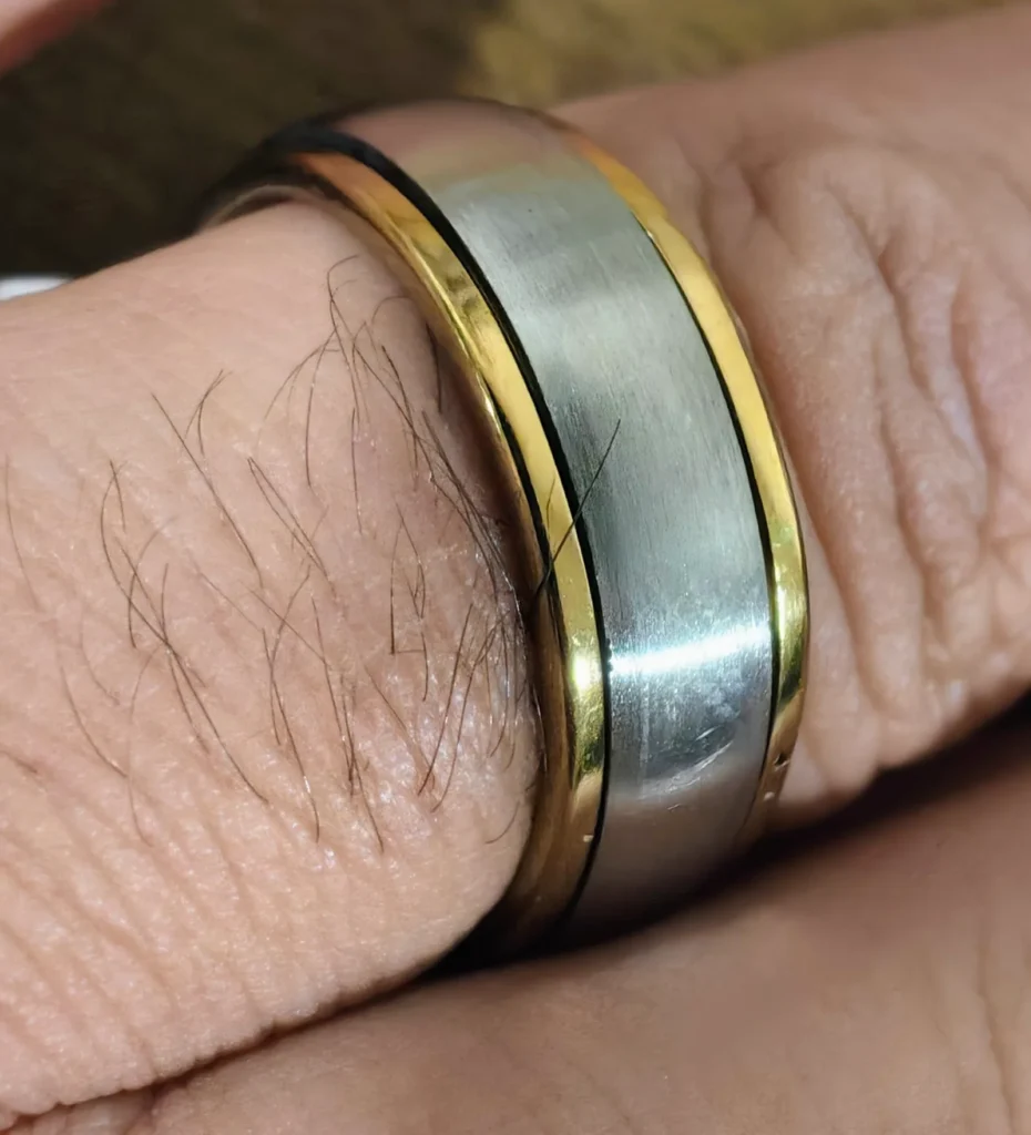 Bague anti-stress homme tournante bicolore or et argent portée au doigt - Khaldoün