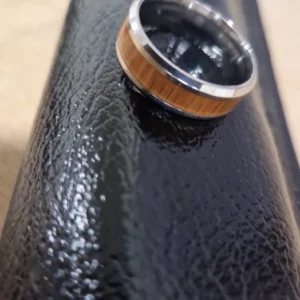 Bague homme tungstène argenté avec incrustation de bois clair - Khaldoün