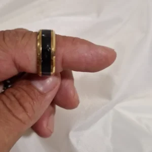 Bague homme tungstène noire et dorée portée au doigt - Khaldoün