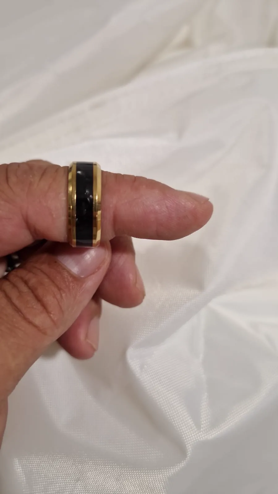 Bague homme tungstène noire et dorée portée au doigt - Khaldoün