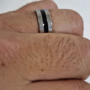 Bague homme tungstène argenté à bande noire portée au doigt - Khaldoün