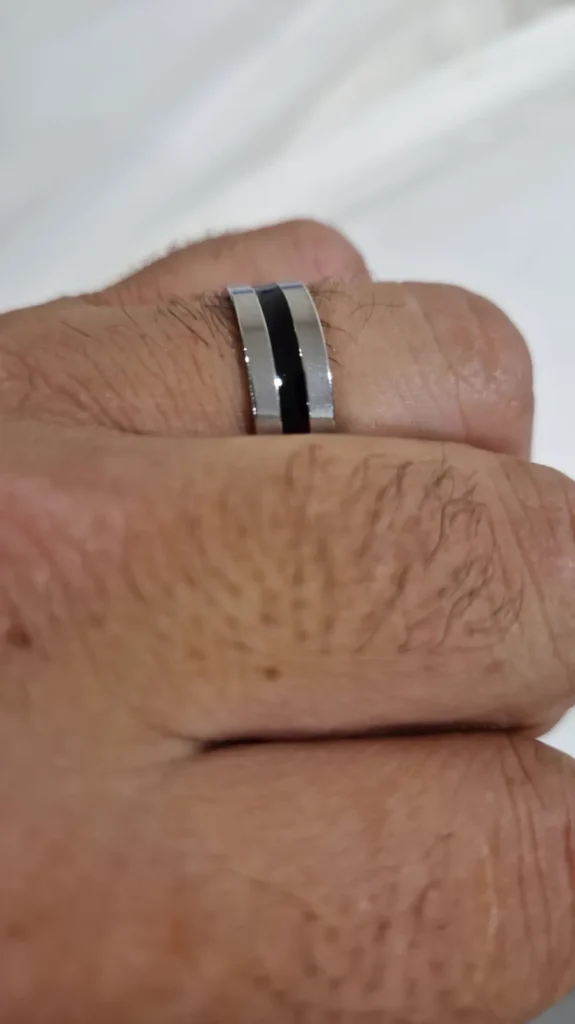 Bague homme tungstène argenté à bande noire portée au doigt - Khaldoün