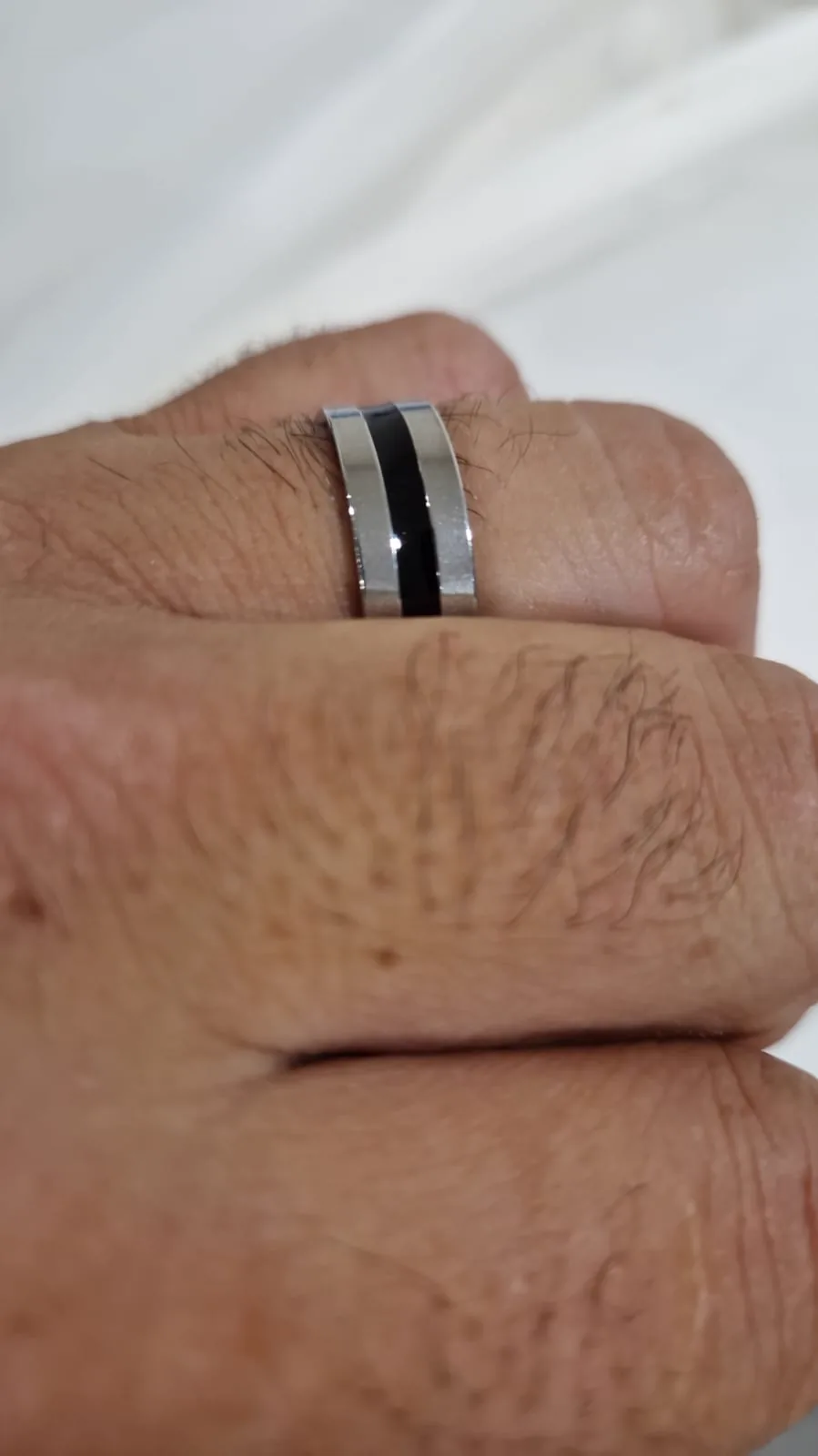 Bague homme tungstène argenté à bande noire portée au doigt - Khaldoün