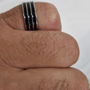 Bague homme tungstène à rayures noires portée au doigt - Khaldoün