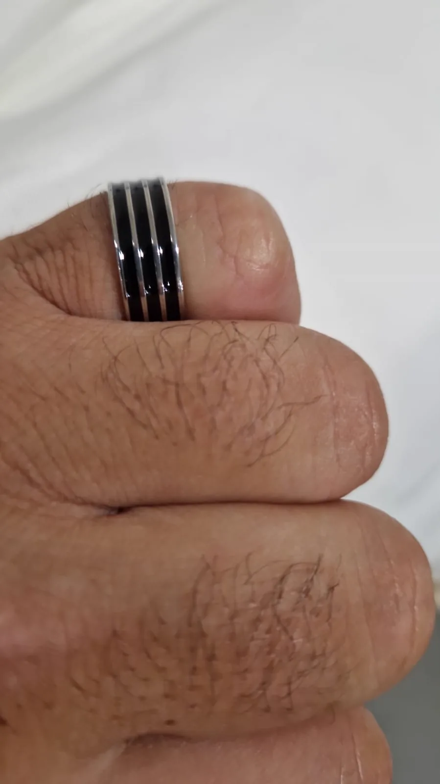 Bague homme tungstène à rayures noires portée au doigt - Khaldoün